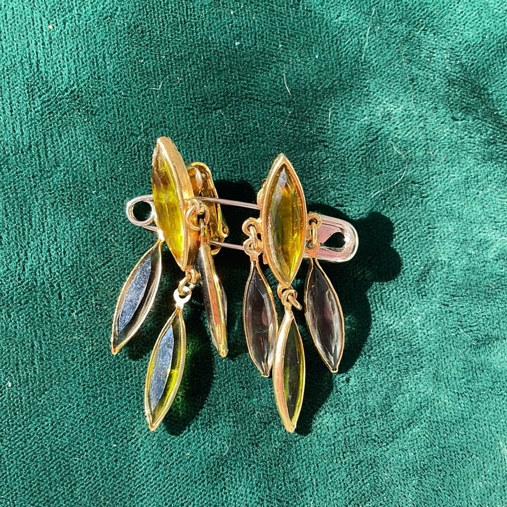 Vintage glass clip on earrings.